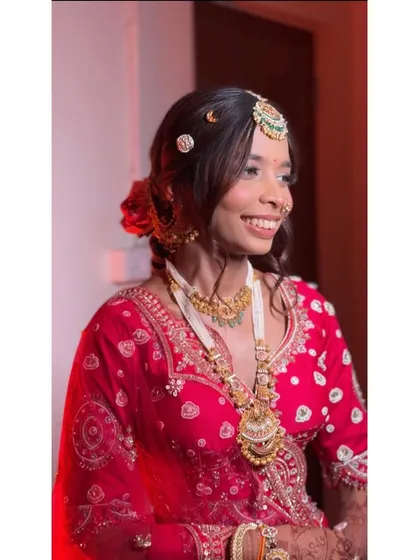 The pure happiness of a bride. This candid shot captures her radiant smile, enhanced by a soft glam makeup look that feels light and comfortable.