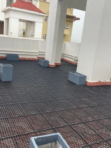 The first step in many terrace projects: laying down drainage cells. This essential layer ensures proper water management and protects the roof structure.