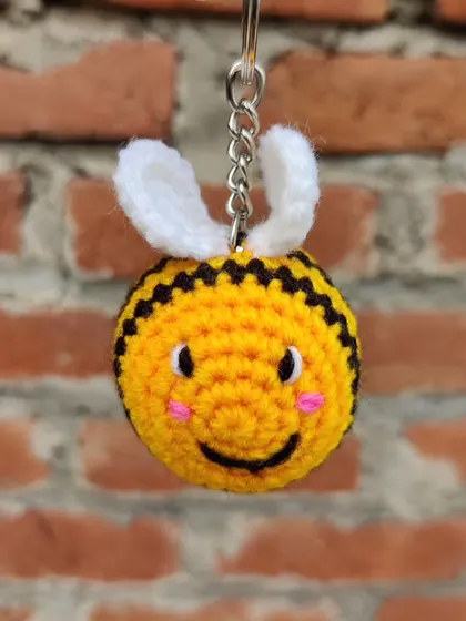 A classic smiling bumblebee keychain, ready to buzz into your life.