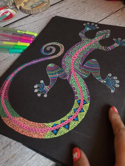 Another angle of the lizard dot art, showing the texture and detail.