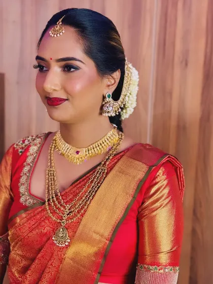 For Rutuja's Muhurtham, we opted for a classic bold red lip. It's a powerful and confident choice that pairs stunningly with a traditional red Kanjivaram saree.