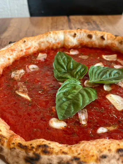 Our vegan Marinara pizza, a simple and delicious option for everyone.