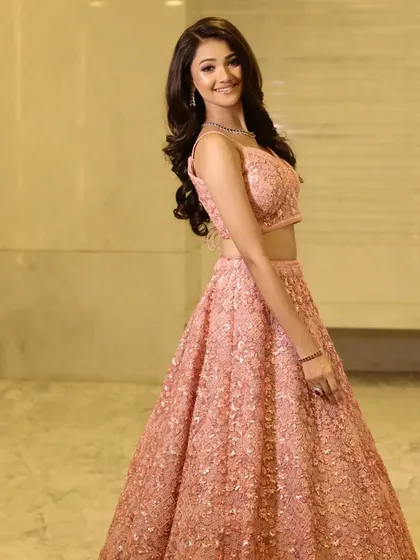 A classic open hairstyle with soft, bouncy curls. This is a versatile and highly requested look for bridesmaids, pre-wedding functions, or any glamorous event.