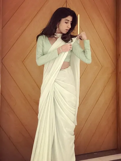 Wrapped in tradition, draped in elegance. A simple and graceful saree look, perfect for a wedding reception or sangeet night.