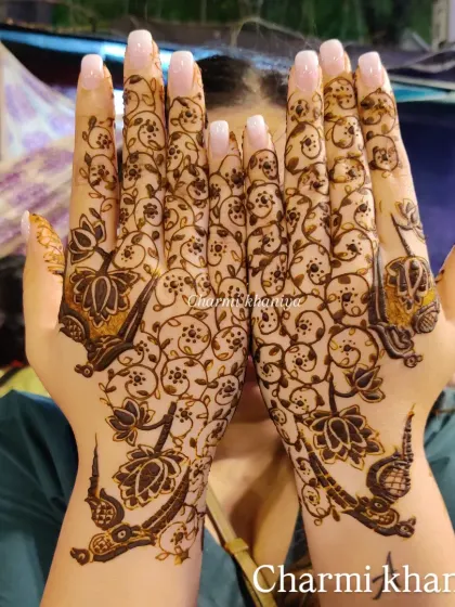 Blending tradition with trend! This beautiful floral vine design is a modern take on classic mehendi, perfect for making a statement.
