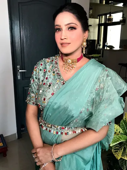 The full look, complete with a stylish belt over the saree.