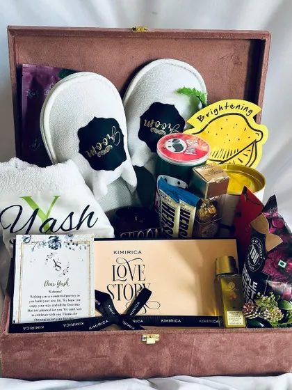 A full view of the groom's hamper, showing the personalized card and carefully arranged gifts. We ensure every detail is perfect.