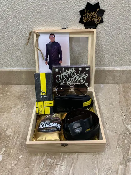 This is the same popular wooden box hamper, showcasing its contents clearly. It’s a go-to choice for a sophisticated and personal birthday gift for him.