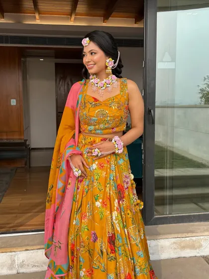 Eesha looked radiant for her Haldi ceremony. I created a minimal and fresh makeup look to go with her beautiful floral lehenga and jewelry, perfect for a sun-kissed daytime event.