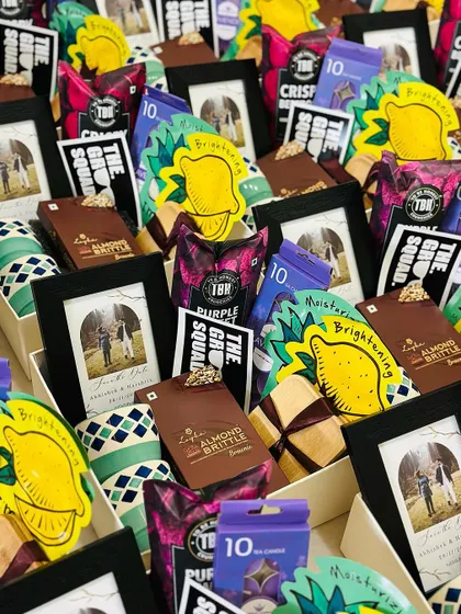 The vibrant and fun contents of our groomsmen hampers are sure to be a hit. We love the pop of color from the quirky face masks and snack packets.