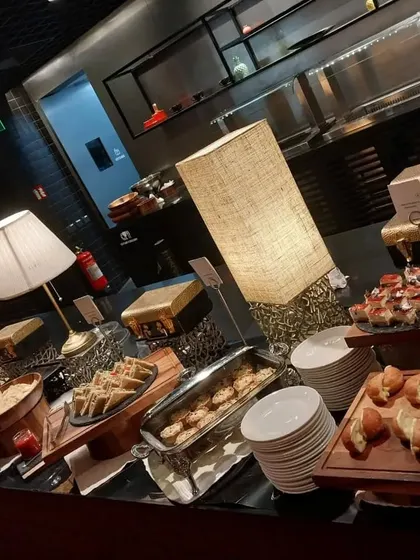 Our team ensures every buffet line is perfectly stocked and beautifully presented. This setup for Spotify features a variety of hot and cold dishes, with elegant lamps adding to the ambiance.