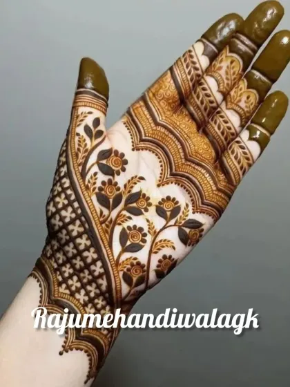 This design covers the back of the hand with a beautiful floral vine pattern. The use of shading and fine lines gives the flowers and leaves a three dimensional feel.