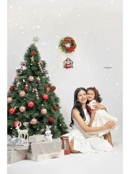 A warm hug by the Christmas tree. We set up a complete festive scene in our studio, so all you have to do is show up and smile.