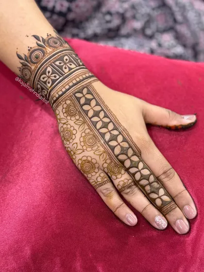 A variation of the guest henna, with an added panel of delicate floral work.