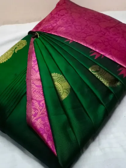 Neat and crisp pleats on a bottle green and pink silk saree. This is the quality I deliver for every occasion, from weddings to simple gatherings.