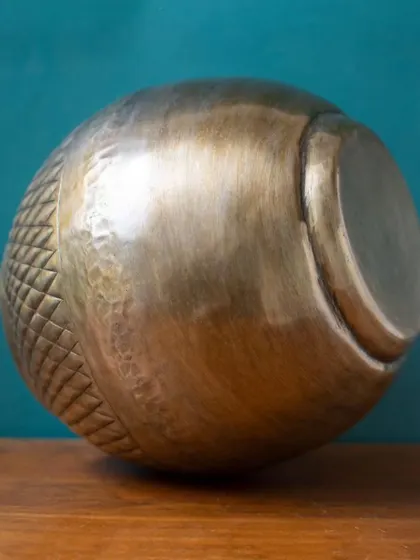 Another perspective on the Vihaan planter, showcasing its unique form and the artistry involved in its creation. It’s a true conversation starter.