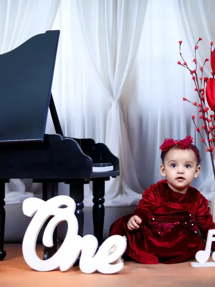A full view of the classic red and white piano theme for a first birthday.