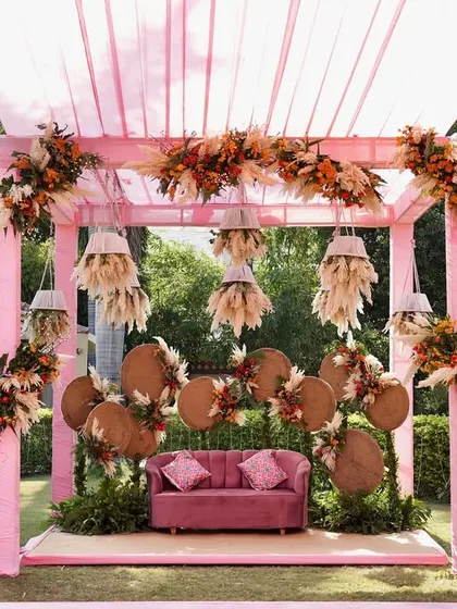 A chic and rustic Mehendi decor theme in shades of pink and terracotta, proving that you don't always have to stick to green. The pampas grass and dried elements add a modern touch.