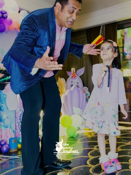 A magician captivates the birthday girl with a fun trick. We arrange for professional entertainers to add an extra layer of magic and excitement to the party.