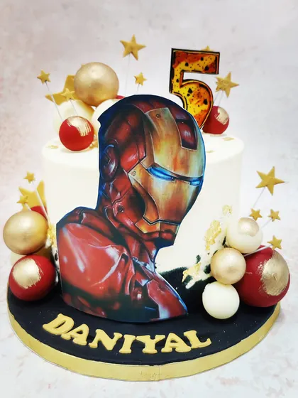 We assemble the perfect birthday centerpiece with this heroic Iron Man cake. A powerful image of the armored Avenger is the focal point, surrounded by gold and red spheres that match his iconic suit, creating a cake fit for a superhero.