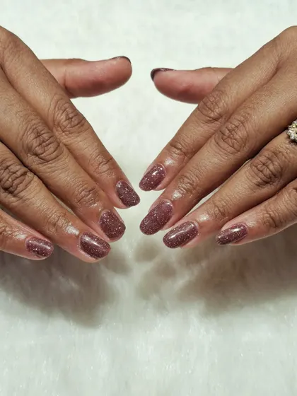 Sometimes, all you need is a little sparkle. This is a beautiful and simple glitter manicure on short, natural nails, perfect for any occasion.