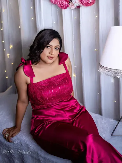 Another awards event look for the same actress, this time in a stylish magenta jumpsuit.