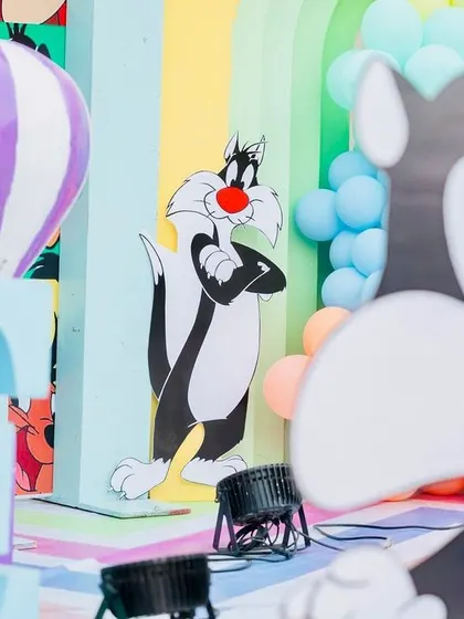 A close-up of the Looney Tunes decor, featuring Sylvester and a purple striped hot air balloon.