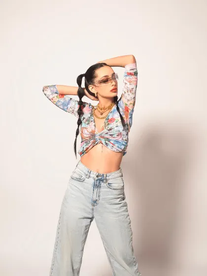 A street-style inspired editorial look. I paired a floral crop top with relaxed-fit denim and layered gold chains for a cool, sporty, and modern vibe.
