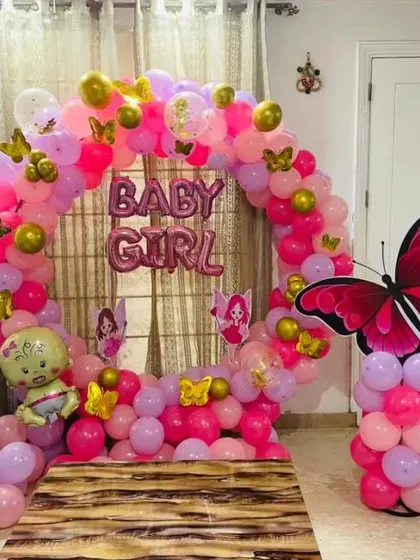 A beautiful butterfly-themed decoration to welcome a baby girl. The pink and purple balloon ring is perfect for a home setting, creating a magical photo spot.