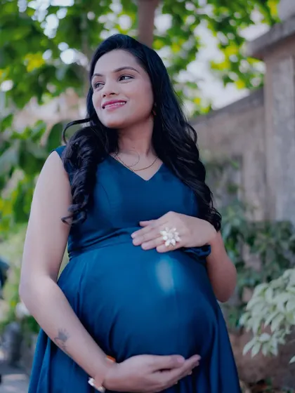 A solo portrait of the mom-to-be in a simple yet elegant dark blue maternity gown. It’s a classic and timeless look.