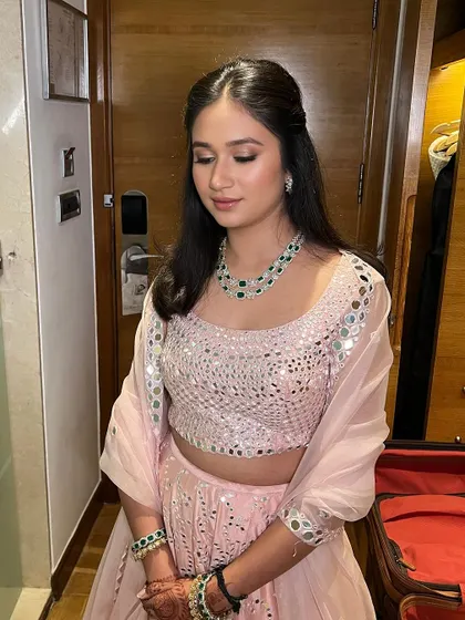 A closer look at this clean girl glam. The focus is on minimal eye makeup, a healthy flush on the cheeks, and a natural lip, letting her beautiful features and stunning jewellery shine.
