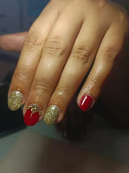 A close-up of a festive bridal set. I combined a rich red base with a gold glitter accent nail and added a cascade of gold flakes for extra dimension and sparkle.