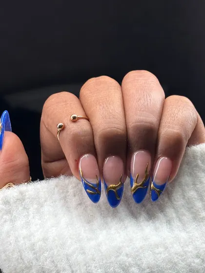 A bold and electric look. This set features a vibrant blue base with hand-painted, three-dimensional gold flames for a fierce and powerful design.