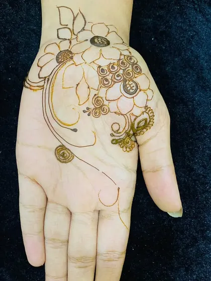 A simple floral design perfect for beginners to practice. We start with basic shapes and learn how to add shading and details to make the flowers pop.