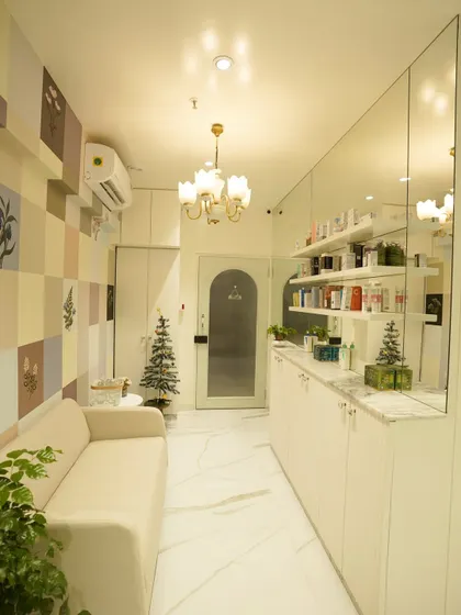 Welcome to our Goregaon clinic. We designed this space to be a sanctuary of calm and serenity, where you can relax and feel completely cared for. From the moment you walk in, our goal is to make your journey to healthy skin a comfortable and reassuring one.