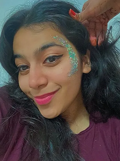 A simple glitter crescent is a great way to add some sparkle to your look for a party or event. It's quick, easy, and looks amazing.
