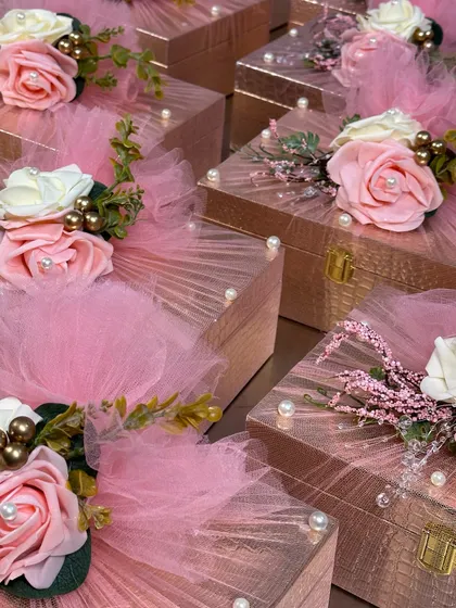 These elegant pink boxes, decorated with tulle, pearls, and flowers, are perfect for wedding favors or other special occasions. I offer endless variety to make your event unforgettable.