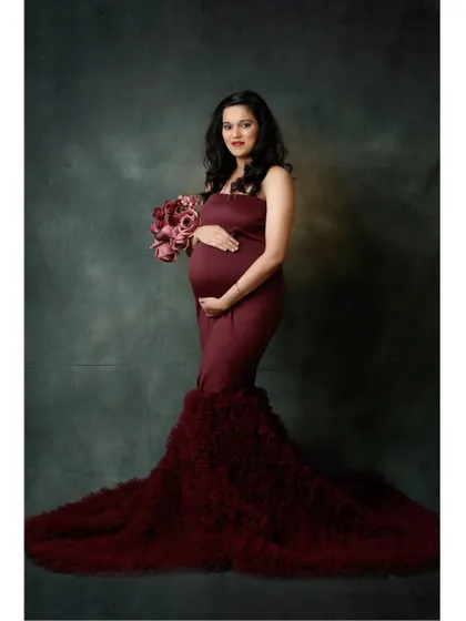For a bold and elegant look, this wine-red fishtail maternity gown is a fantastic choice. The stretchable fabric provides a comfortable fit while the ruffled tail adds a touch of high-fashion glamour.