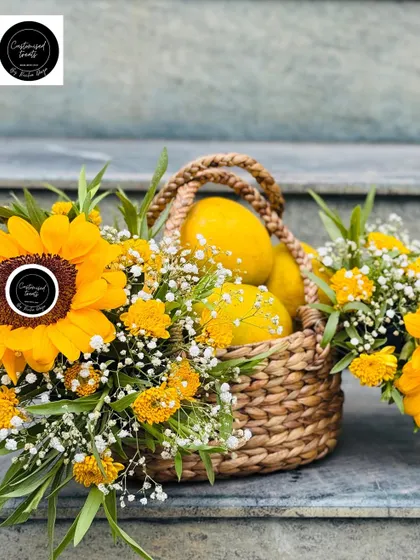 When mango season arrives, I love creating these fresh and vibrant mango basket hampers. Combining juicy, handpicked mangoes with beautiful sunflowers, it’s a unique and delicious gift that truly captures the taste of summer.