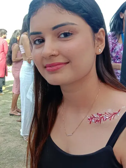 A splash of color with this red and white floral design on the collarbone. It's a beautiful way to add art to your look.