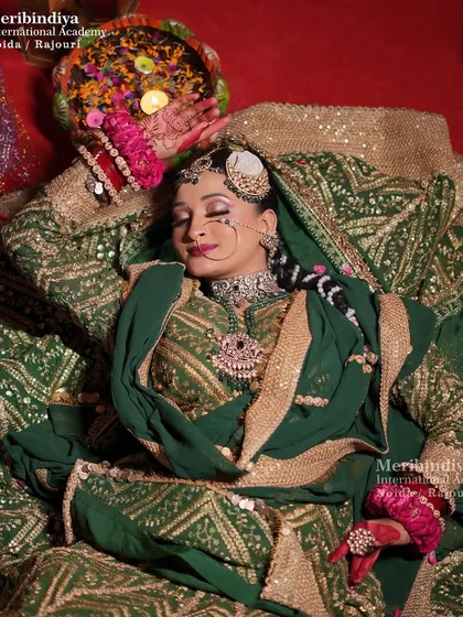 A resting pose that beautifully displays the side 'passa' and the intricate details of the bridal hairstyle.