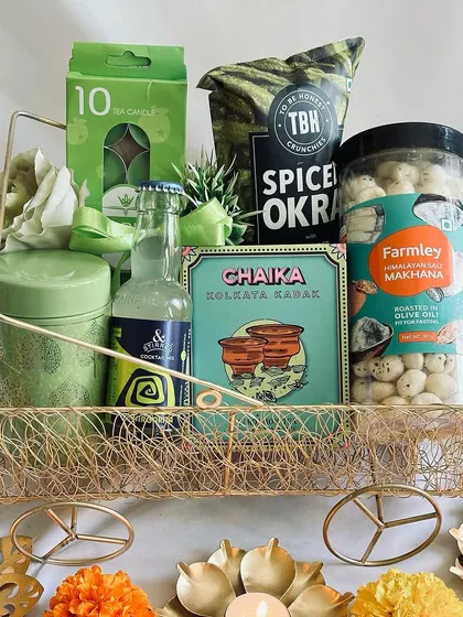 The fresh green color palette of this hamper makes it a refreshing and modern choice for festive gifting.