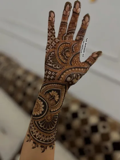 This back-hand design for an engagement features a beautiful blend of floral and paisley patterns, creating an elegant look that is perfect for showing off your ring.