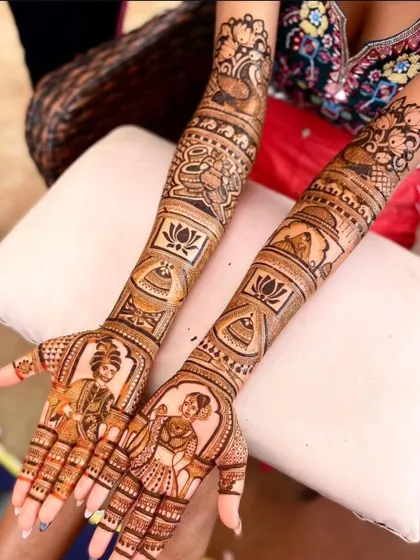 This design features bride and groom figures on the palms, with bands of traditional motifs like lotus flowers and bells on the arms.