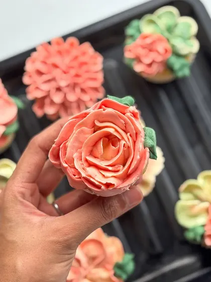 A closer look at my edible floral cupcakes. Each one is a mini work of art, with different flower designs like roses, dahlias, and succulents, all hand-piped with delicious buttercream in a variety of colors.