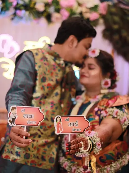 It's all about the small details. These cute props saying 'Mi Baba Honar' and 'Mi Aai Honar' add a fun, personal touch for the couple's photoshoot.