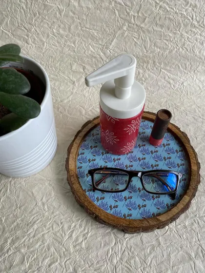 The 8-inch wooden log tray is perfect for keeping your everyday essentials like glasses, lotion, and lipstick organized.