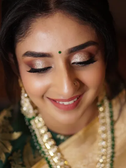 Aditi's reception look was designed to be pure glamour. The glittery eyes, paired with her stunning saree and jewelry, create a look that is perfect for a grand celebration.