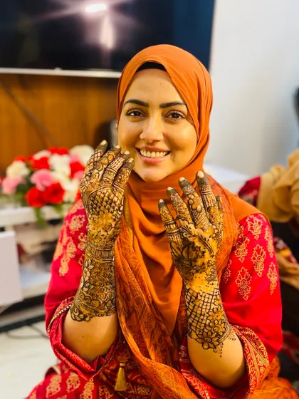 It was an absolute honor to do henna for the lovely Sana Khan. Her smile and appreciation for the art mean the world to me. Alhamdulillah for such wonderful opportunities.