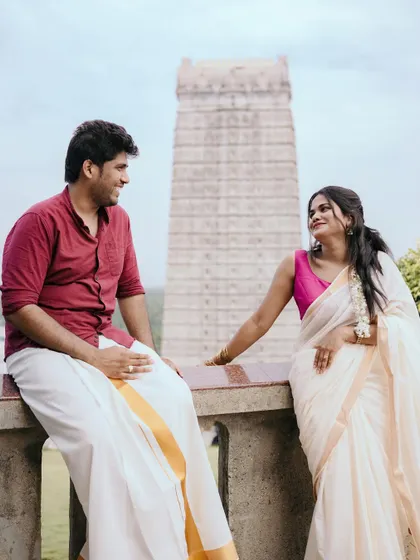 A relaxed moment of conversation with the temple gopuram in the background. It’s a beautiful blend of culture and candid connection.
